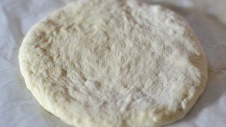 мини-пицца пекорино с медом, грушей и кедровыми орешками