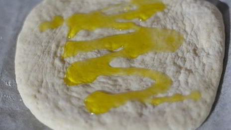 мини-пицца пекорино с медом, грушей и кедровыми орешками