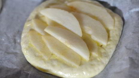 мини-пицца пекорино с медом, грушей и кедровыми орешками