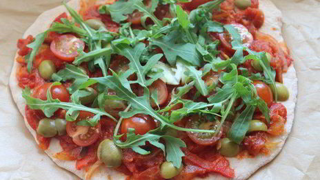 пицца маринара на томатном тесте