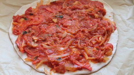 пицца маринара на томатном тесте