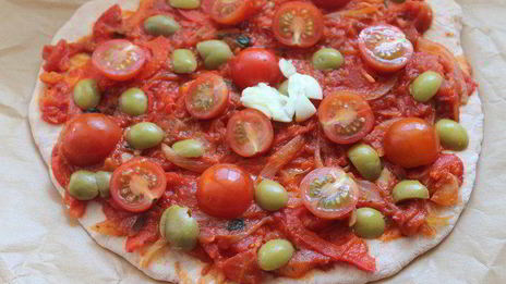 пицца маринара на томатном тесте