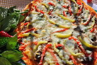 Пицца мясная с болгарским перцем и сыром Джюгас