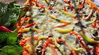 Пицца мясная с болгарским перцем и сыром Джюгас