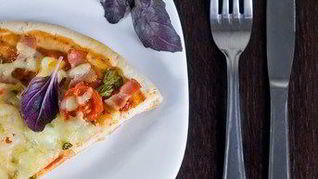 Пицца с беконом и овощами