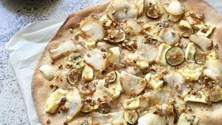 Пицца с грушей и сыром бри на тесте из цельнозерновой муки