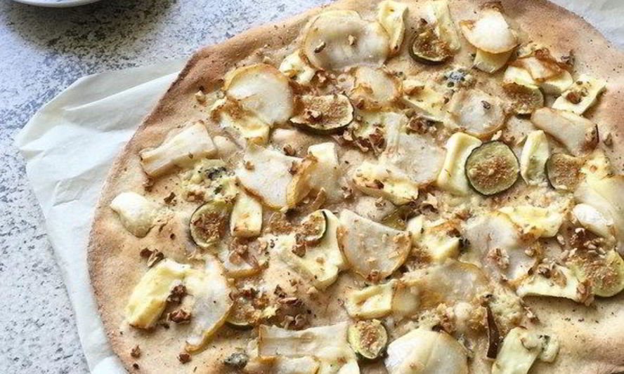 Рецепт пиццы с грушей и сыром бри на тесте из цельнозерновой муки