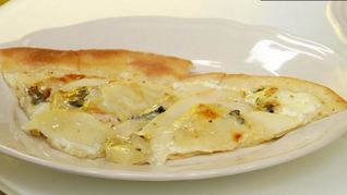 Пицца с грушей и сыром Горгонзола