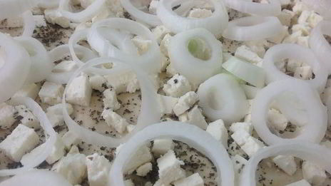 пицца с кабачками и ароматом базилика