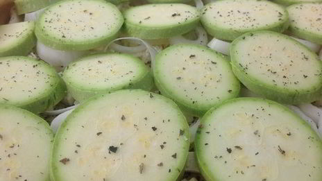 пицца с кабачками и ароматом базилика