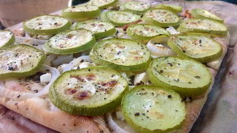 пицца с кабачками и ароматом базилика