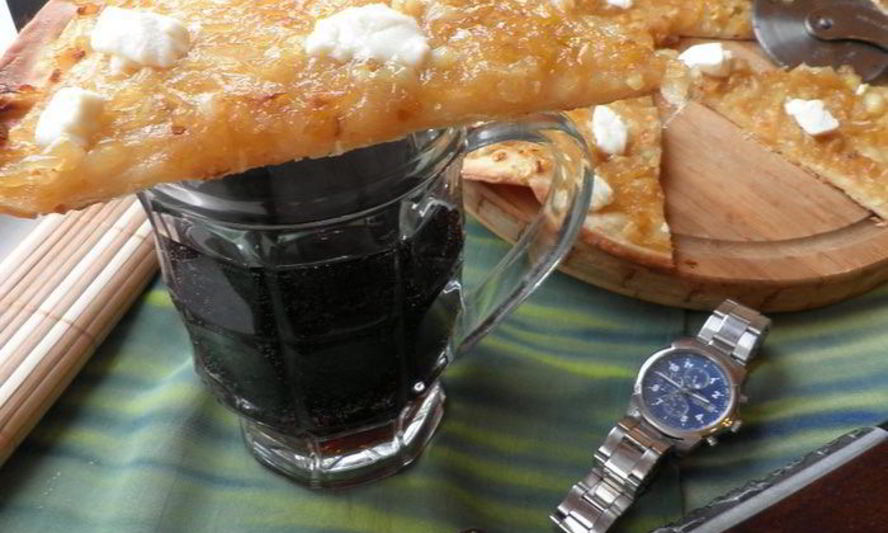 Рецепт пиццы с карамелизованным луком и фетой