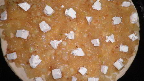 пицца с карамелизованным луком и фетой