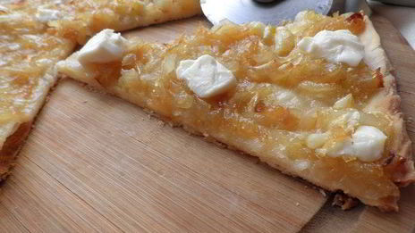 пицца с карамелизованным луком и фетой