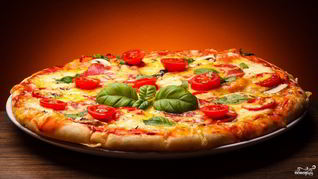 Пицца с колбасой, сыром и помидорами