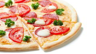 Пицца с моцареллой и колбасой