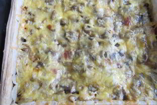 Пицца с шампиньонами колбасой и сыром