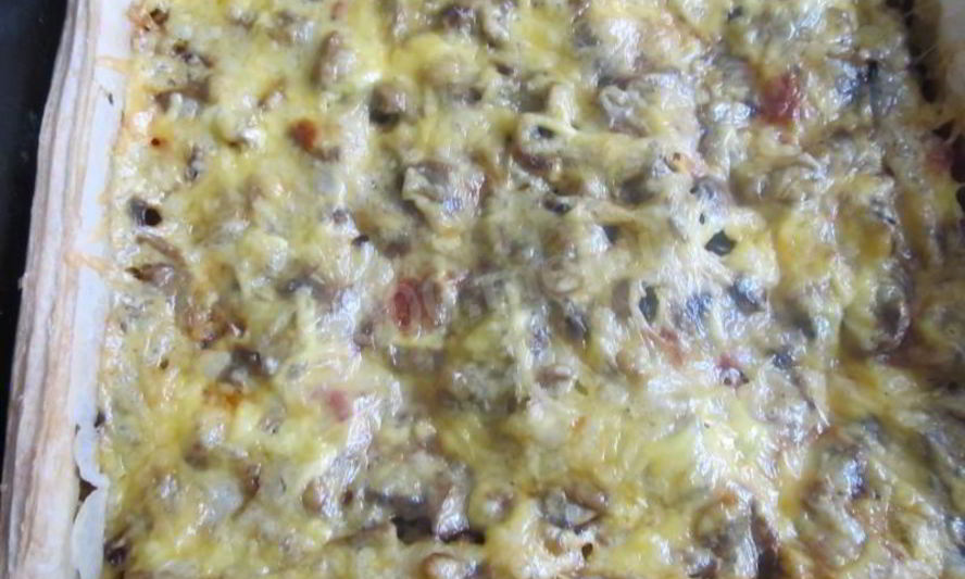 Рецепт пиццы с шампиньонами колбасой и сыром