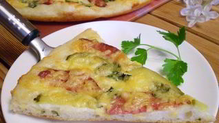 Пицца с солеными огурцами