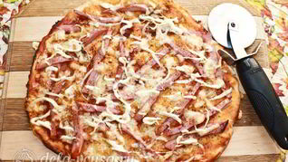 Пицца с вареной колбасой и сыром