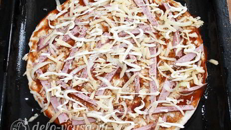 пицца с вареной колбасой и сыром