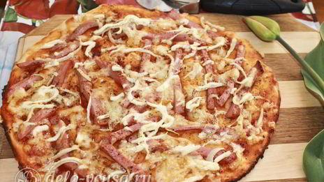 пицца с вареной колбасой и сыром