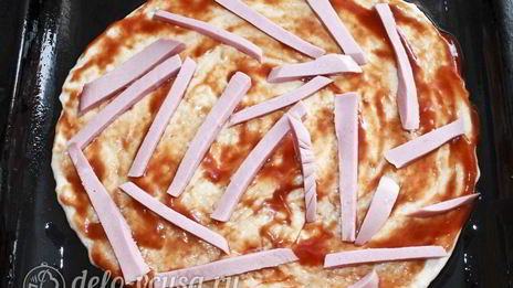 пицца с вареной колбасой и сыром