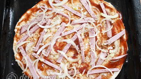 пицца с вареной колбасой и сыром