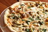Пицца с ветчиной, моллюсками и анчоусами