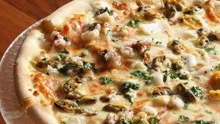 Пицца с ветчиной, моллюсками и анчоусами