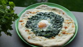 Пицца с яйцом и шпинатом