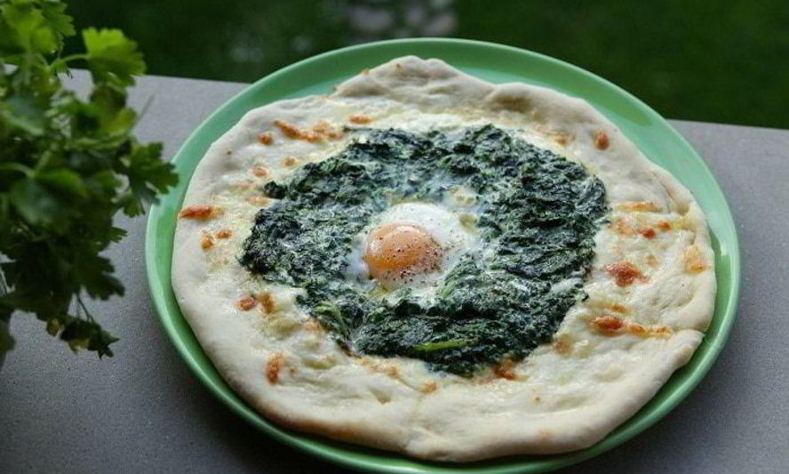 Рецепт пиццы с яйцом и шпинатом