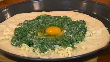 пицца с яйцом и шпинатом