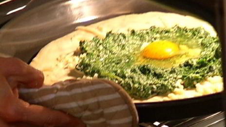 пицца с яйцом и шпинатом