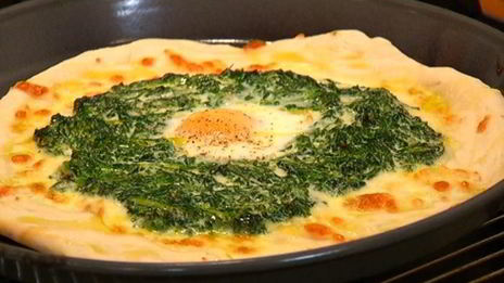 пицца с яйцом и шпинатом