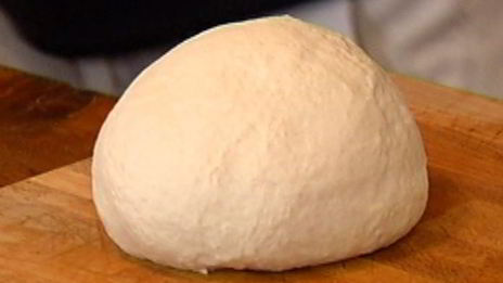 пицца с яйцом и шпинатом