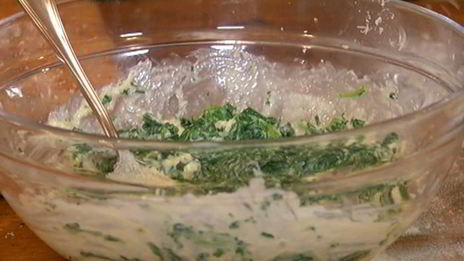 пицца с яйцом и шпинатом