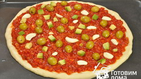 постная пицца с оливками и чесноком