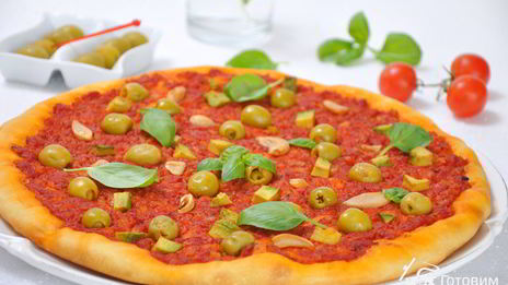 постная пицца с оливками и чесноком