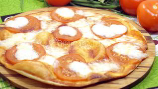 Тонкая пицца с моцареллой