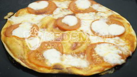 тонкая пицца с моцареллой