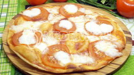 тонкая пицца с моцареллой