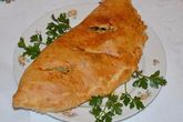 Закрытая пицца кальцоне с курицей и грибами
