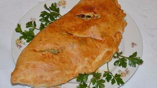 Закрытая пицца кальцоне с курицей и грибами