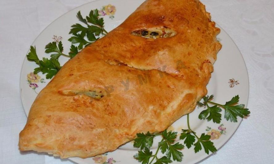 Рецепт закрытой пиццы кальцоне с курицей и грибами