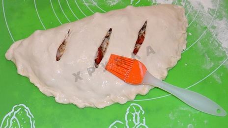 закрытая пицца кальцоне с курицей и грибами