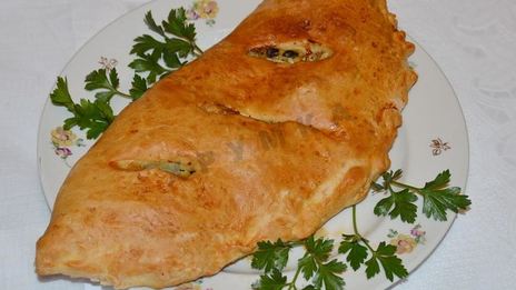 закрытая пицца кальцоне с курицей и грибами