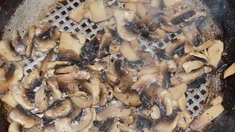 закрытая пицца кальцоне с курицей и грибами