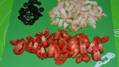 закрытая пицца кальцоне с курицей и грибами