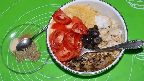 закрытая пицца кальцоне с курицей и грибами